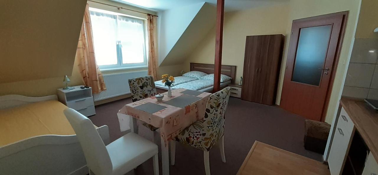 Apartament U Rozhovoru Rovensko pod Troskami Zewnętrze zdjęcie