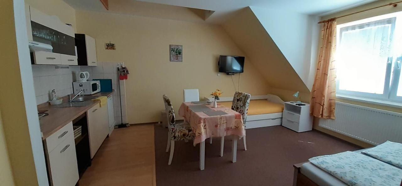 Apartament U Rozhovoru Rovensko pod Troskami Zewnętrze zdjęcie