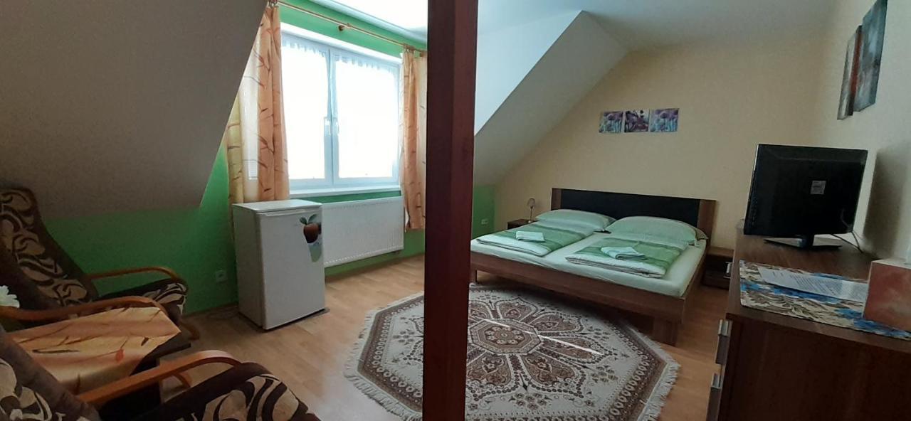 Apartament U Rozhovoru Rovensko pod Troskami Zewnętrze zdjęcie