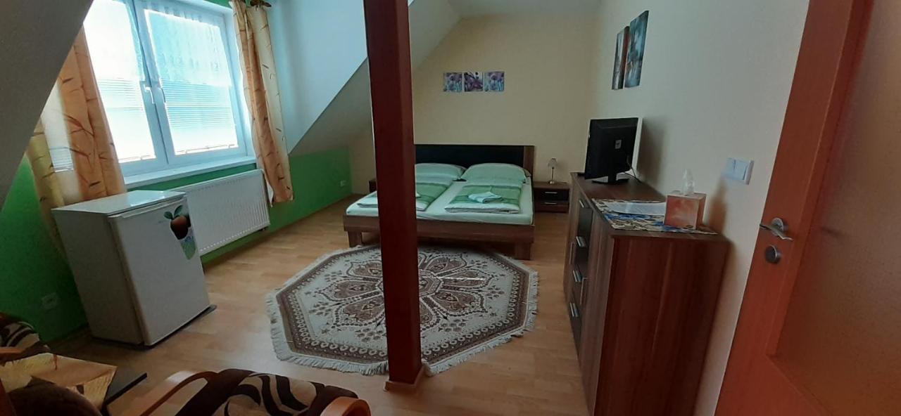 Apartament U Rozhovoru Rovensko pod Troskami Zewnętrze zdjęcie